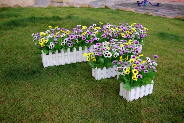 Hàng rào gỗ cắm hoa